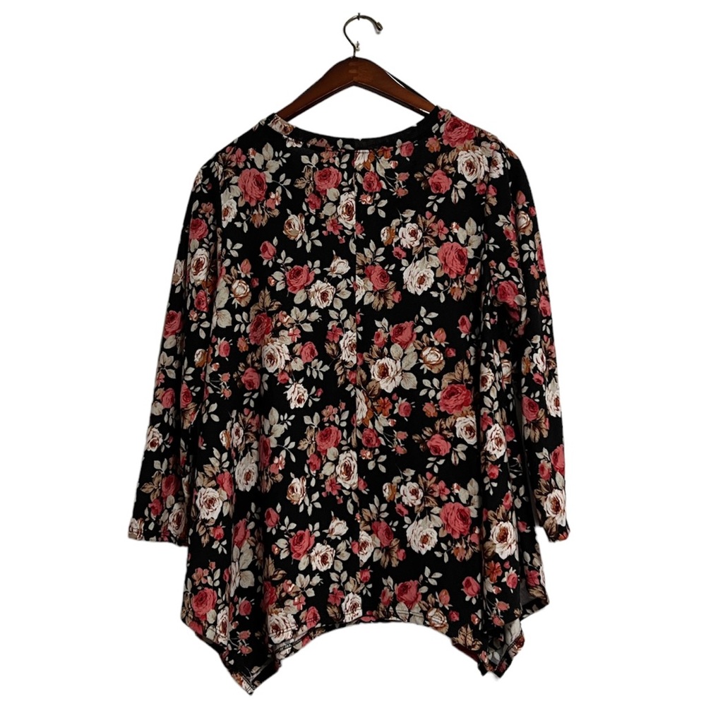 Green Envelope Floral Shark Bite Hem Knit Top Size 1X - Picture 3 of 5